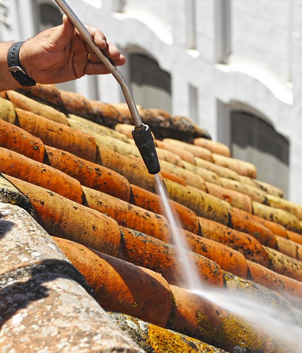 Demoussage de couverture en tuiles, ardoises ou zinc à Cannes (06400) dans les Alpes Maritimes (06)